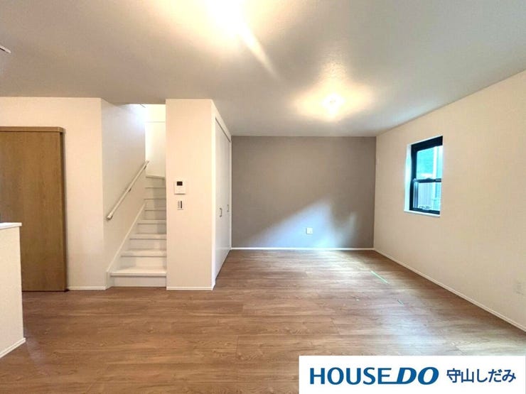 【リビング】光が優しく差し込む明るいリビング♪自然と家族が集まり、最高の家族団らんのお時間をお過ごしいただけます♪ひろびろとしたLDKで、ソファや4人掛けテーブルを置いても使いやすい配置です。