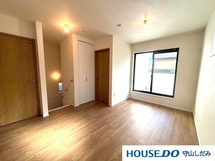 【洋室】明るい雰囲気の洋室です。広々とした明るいお部屋で、陽射しもたっぷり入ってきます。収納もご夫婦の衣類がたっぷり収納できるクローゼットがございます。ご夫婦のご主寝室にいかがでしょうか♪