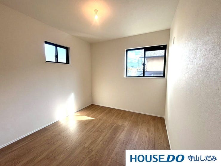 【洋室】丁度いいサイズの洋室です。トレンドになりつつあるのが、広過ぎず、快適すぎない子ども部屋。勉強と寝るだけの部屋にすることで閉じこもりがなくなり、リビングで過ごす時間が増えると言われています。