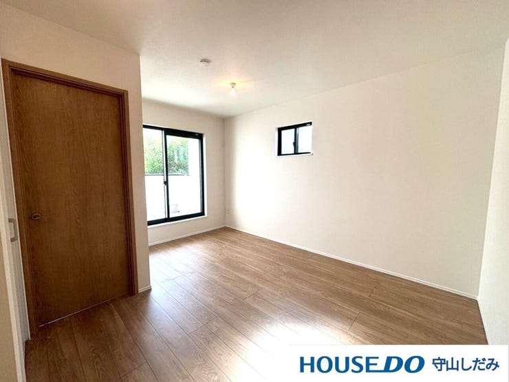 【洋室】丁度いいサイズの洋室です。トレンドになりつつあるのが、広過ぎず、快適すぎない子ども部屋。勉強と寝るだけの部屋にすることで閉じこもりがなくなり、リビングで過ごす時間が増えると言われています。