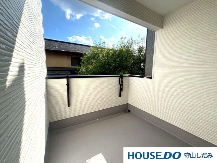 【ワイドバルコニー】広がる空間、広がる暮らし。ワイドバルコニーなら、通常のバルコニーでは味わえない開放感を楽しめます。広いスペースで洗濯物が楽々なだけでなく、リラックスした時間を過ごす場所にも最適です