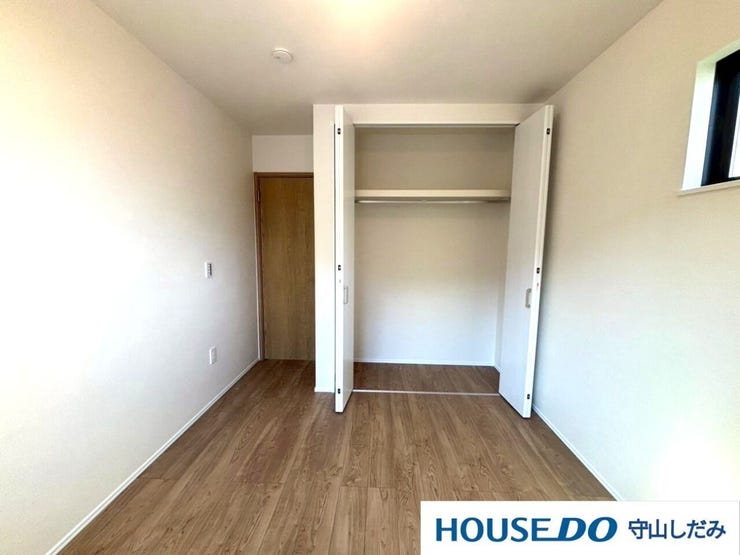 【クローゼット】広々としたクローゼットで、収納に余裕を持たせ、毎日をもっと楽に。整然とした空間で、探し物を減らし、ストレスフリーな生活を。収納力も良く、衣類がすっきり片付きます。