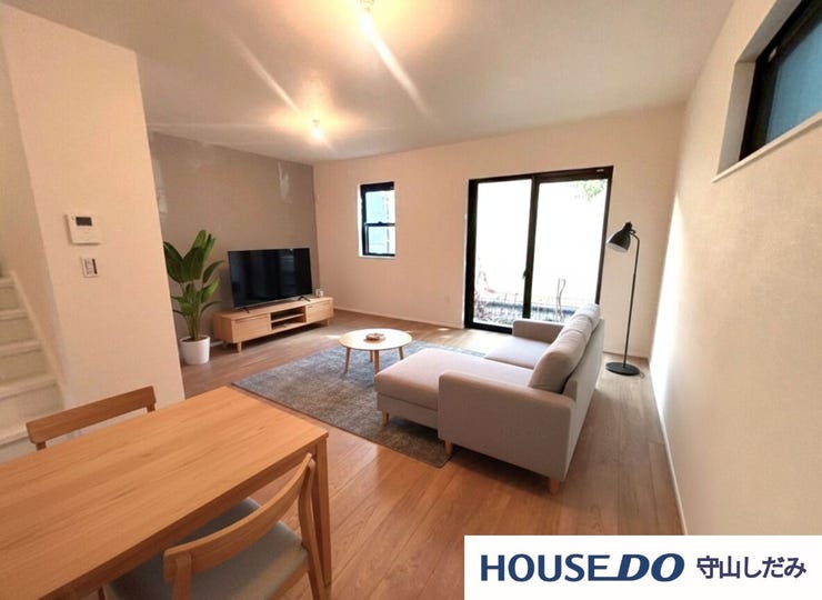 【リビング】
【家具配置イメージ/リビング】光が優しく差し込む明るいリビング♪最高の家族団らんのお時間をお過ごしいただけます♪ひろびろとしたLDKで、ソファや4人掛けテーブルを置いても使いやすい配置です。