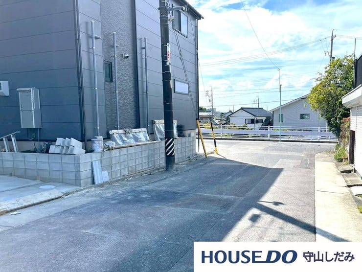 【前面道路】閑静な住宅街となっております。車通りも少ないので駐車も安心です。お子様のいるご家庭は安心して送り出せますね♪現地を実際に見ていただくことでしか分からない情報が沢山あります!