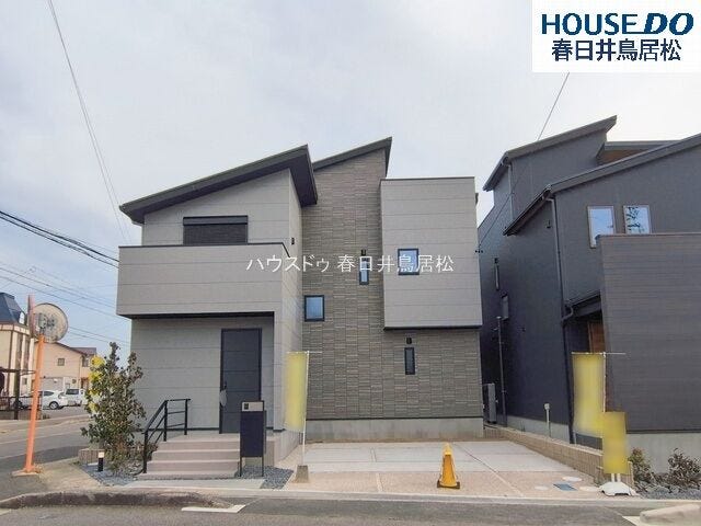 【外観】
◇外観写真◇
東野町西2丁目に誕生した、全6棟の新築戸建て♪早くも残り4棟となりました!開放的なルーフバルコニー付きからは、落合公園の花火を望むことができる贅沢なロケーションです♪