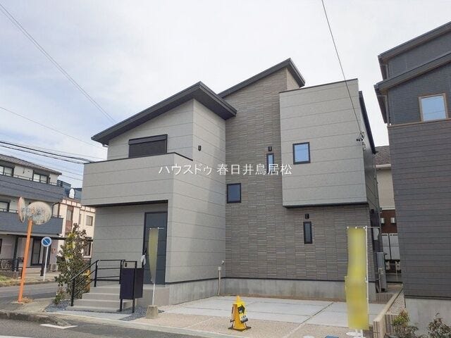 ◇外観写真◇
小学校、中学校が徒歩10分圏内で、子育てに優しい環境です。スーパー、コンビニも近くて、生活に便利な立地です。閑静な住宅街で永住の地にふさわしい住宅街です。