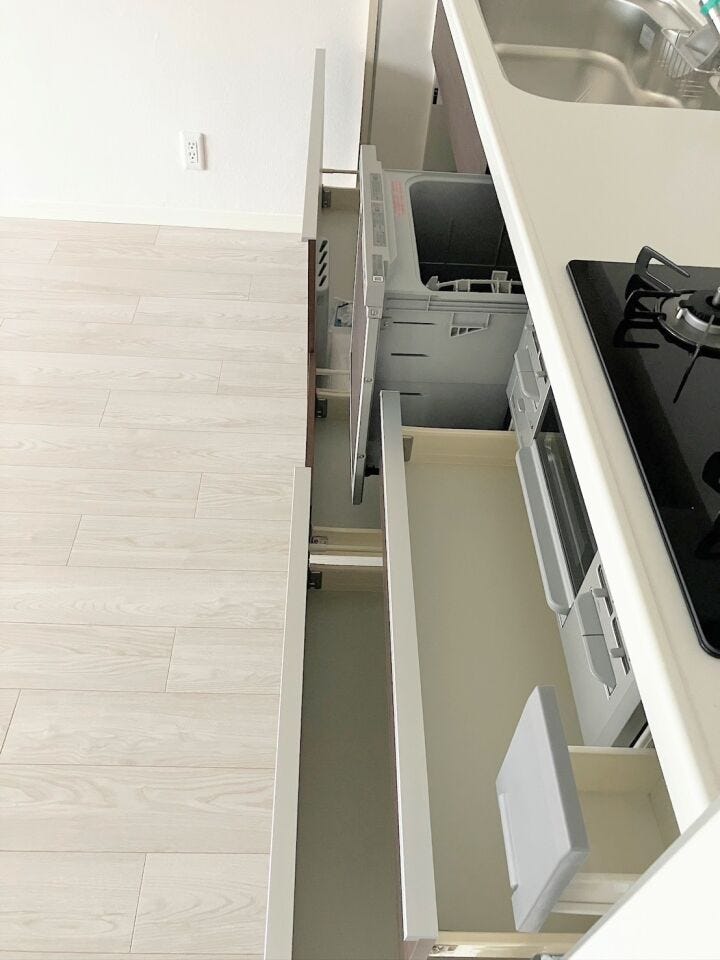 大きな鍋や調理器具も出し入れしやすい、スライド式引き出し