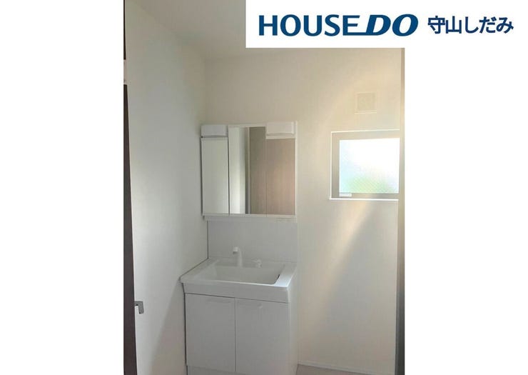 【洗面台/洗面所】白を基調とした清潔感のある洗面脱衣所です。鏡の後ろが収納スペースになっており、たっぷり収納できます。コスメが大好きな奥様も、女子力の高いご主人もきっとご満足いただける収納力です♪