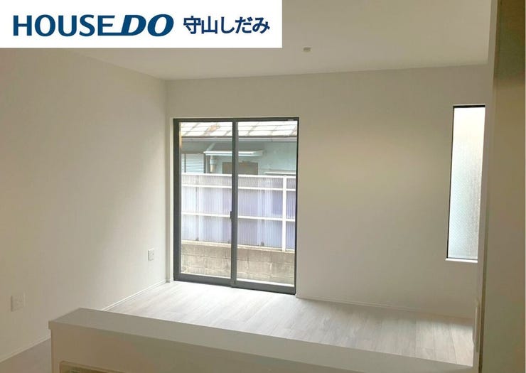 【リビング】開放感のあるリビング。掃き出し窓から採光を確保することができ、明るい空間で家族団らんできます♪ダイニングテーブルを置いてもゆとりのある広さなので、心地よい食事の時間をお過ごしいただけます♪