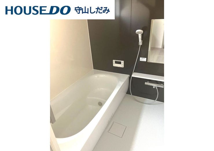 【浴室】落ち着いた雰囲気のひろびろ一坪サイズの浴室は、1日の疲れをしっかり癒すくつろぎの空間。浴室乾燥機も付いているため、雨の日や花粉が気になる季節に洗濯物を干すこともできますので嬉しいですね♪