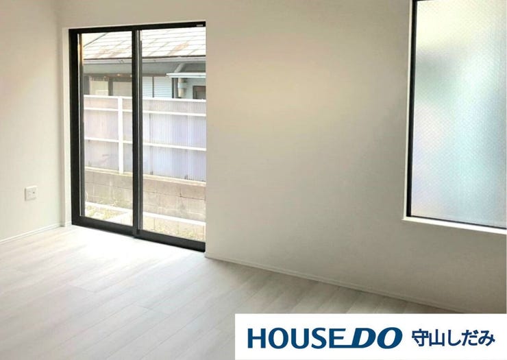 【リビング】陽当たり良好・風通し良好で光がたくさん入るリビングです。自然とみんなが集まりそうな落ち着いた空間で、家族の明るく居心地のいいお時間をゆったりお寛ぎお過ごしいただけます♪