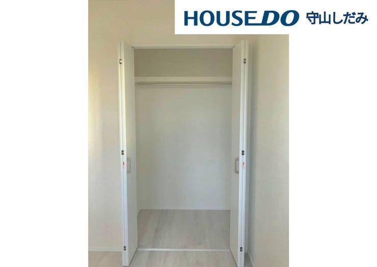 【クローゼット】洋室にある大容量のクローゼットです。枕棚付きで、小物の収納も便利!お隣の洋室にも大容量のクローゼットが付いています♪各部屋収納たっぷりございます。お部屋をすっきりと保てそうですね♪