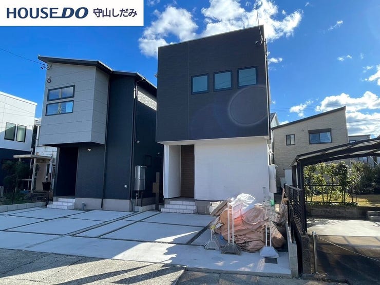 【建物外観】堂々完成いたしました!ぜひ現地にて、実際の建物・街並み・日当たり等ご確認下さい♪つでもご内覧可能です。ご見学ご相談は弊社までお気軽にお問い合わせください。