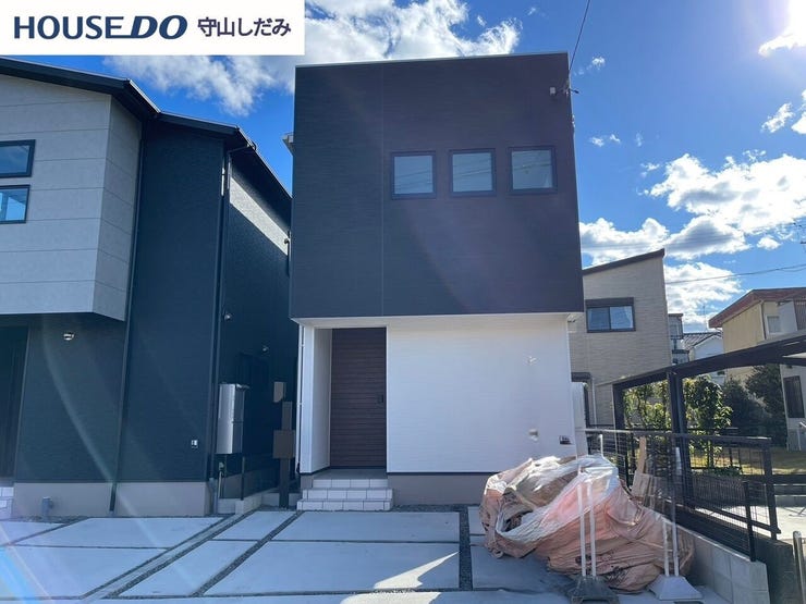 【建物外観】一邸一邸異なる間取り、機能性・デザイン性に優れた分譲住宅です。建物の居住性に拘った邸宅は、「落ち着き」と「安らぎ」と「快適」を実現してくれます。友人・来客が来ても感動する邸宅です!