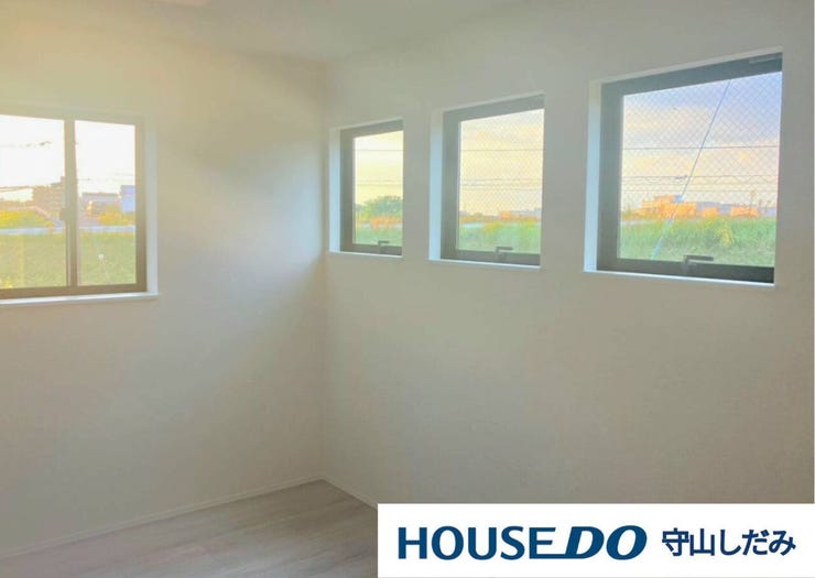 【洋室】丁度いいサイズの洋室です。トレンドになりつつあるのが、広過ぎず、快適すぎない子ども部屋。勉強と寝るだけの部屋にすることで閉じこもりがなくなり、リビングで過ごす時間が増えると言われています。