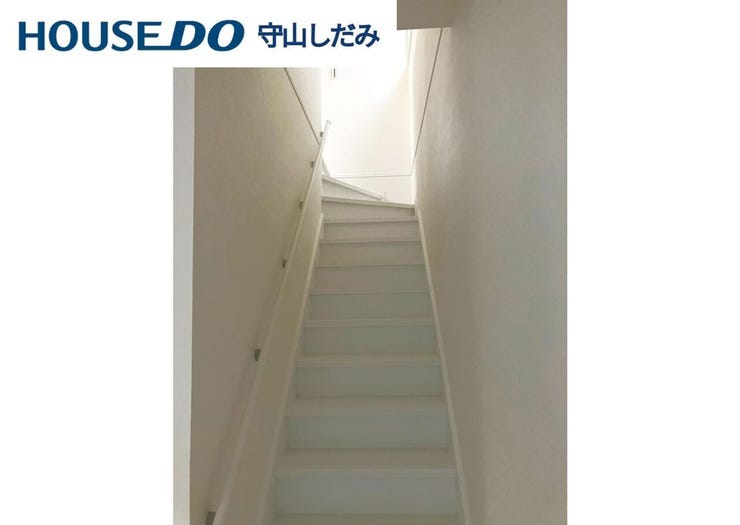 【リビングin階段】家族の絆を深める、開放感あふれるリビングイン階段。リビングと直結した階段は、家の中心に自然と人が集まり、家族団らんを促進します。家族との会話や笑顔が生まれる温かい空間です。