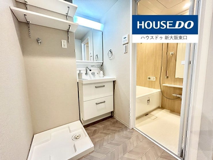 【新調】
洗面台は鏡の裏が収納となるタイプのシャンプードレッサー!