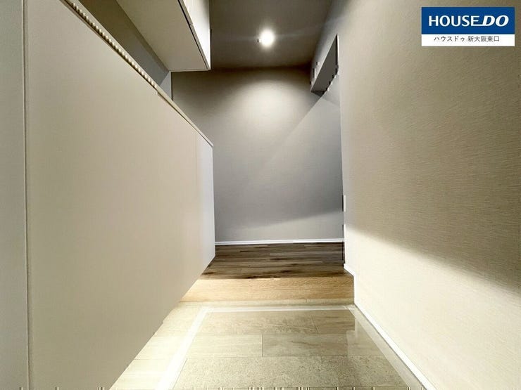 玄関もダウンライト新設しておりますので、おしゃれで明るいです。