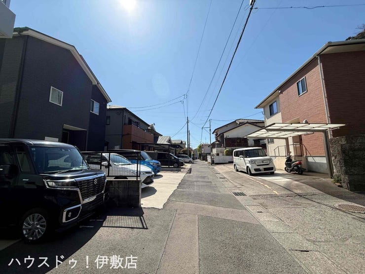 【前面道路】
車がすれ違うには厳しい道幅ですが、車はスピードを抑えて走行するので、お子様にも安全な道幅となっています。
