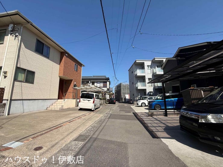 【前面道路】
車がすれ違うには厳しい道幅ですが、車はスピードを抑えて走行するので、お子様にも安全な道幅となっています。