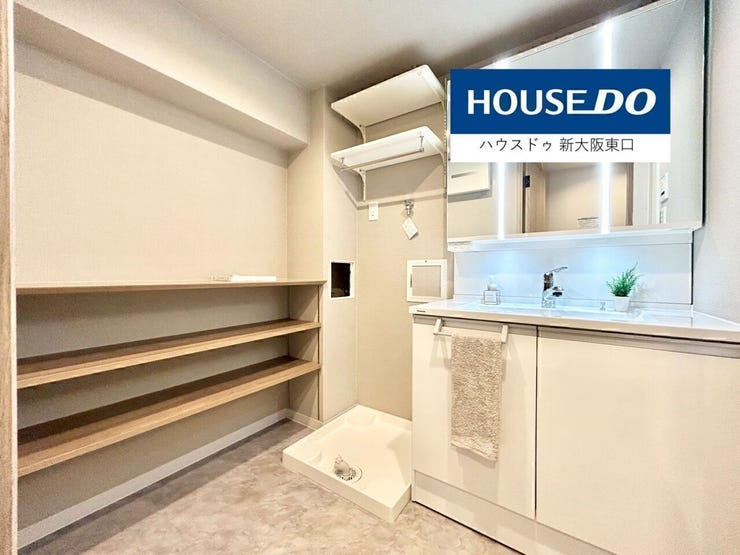 洗濯機置き場と収納棚がある洗面所です。