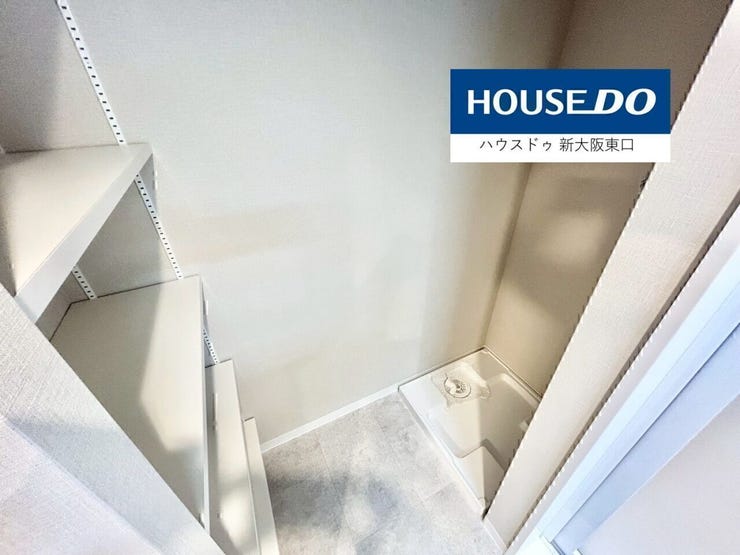 右は洗濯機置き場です。
左は収納棚です。