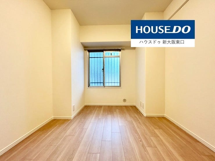 南西向きの窓とクローゼットがある5.6帖の洋室です。