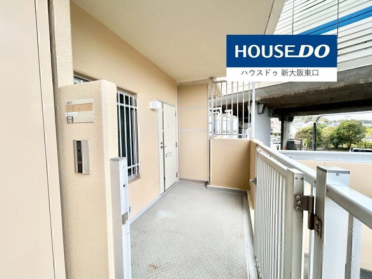 玄関にはポーチがあります。