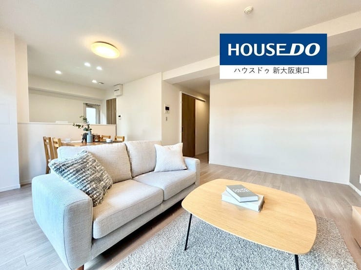 南西向きのバルコニーがある18.4帖のLDKです。