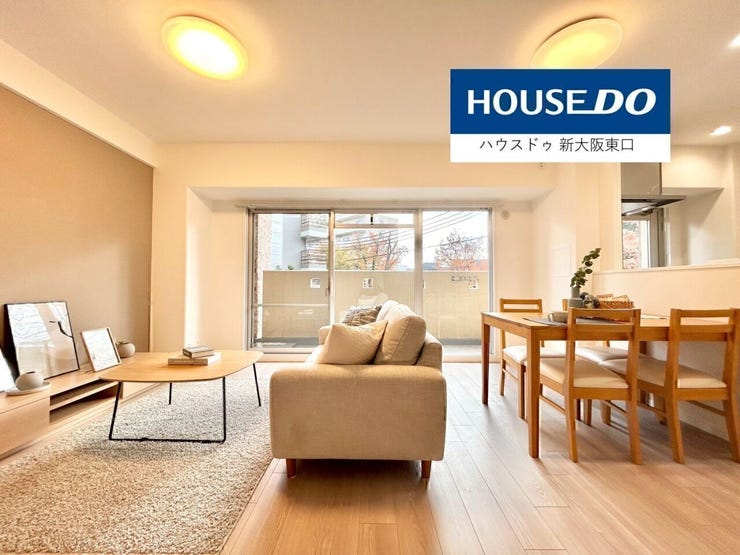 南西向きのバルコニーがある18.4帖のLDKです。