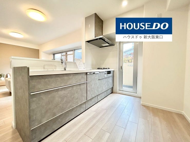 広いキッチンスペースで横のドアから南西向きのバルコニーに出れます。