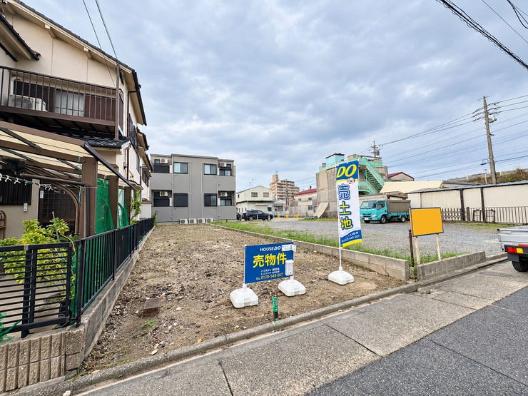 【外観】
【現地写真】お好きなメーカー・プランで、この土地で、新たな生活が始まります。自分の思い通りに設計できる自由な空間で、理想の家を建てて、家族全員が笑顔で過ごせる素敵な毎日を手に入れましょう。
