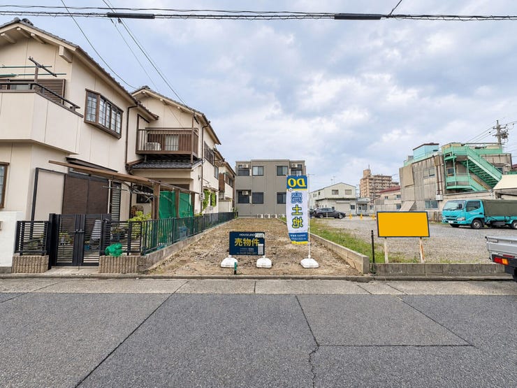 【南向き】太陽の光をたっぷりと浴びることができ、冬は暖かく、夏は爽やかな風が通り抜ける、心地よい空間が広がります。日当たりが良いため、室内が自然に明るく、庭やバルコニーでのリラックスタイムも充実です。