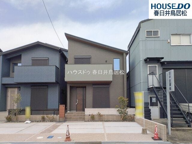 【外観】
◇外観写真◇
東野町西2丁目に誕生した、全6棟の新築戸建て♪早くも残り4棟となりました!開放的なルーフバルコニー付きからは、落合公園の花火を望むことができる贅沢なロケーションです♪