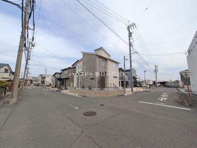 ◇外観写真◇
5号棟の玄関上部は吹抜となっており開放的な空間を演出♪
洗面室には大容量の収納スペースを確保しているのであると助かりますね。LDKと主寝室は全棟とも床暖房完備です♪