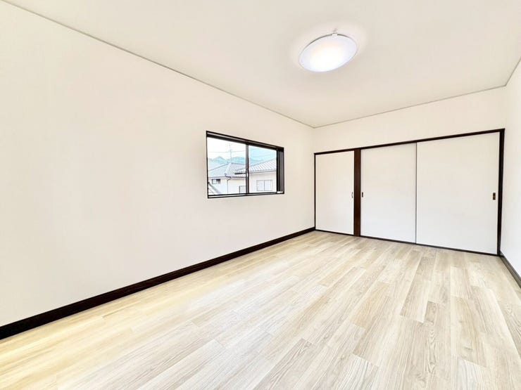 衣類や寝具もすっきり片付く、押し入れを備えた洋室です♪