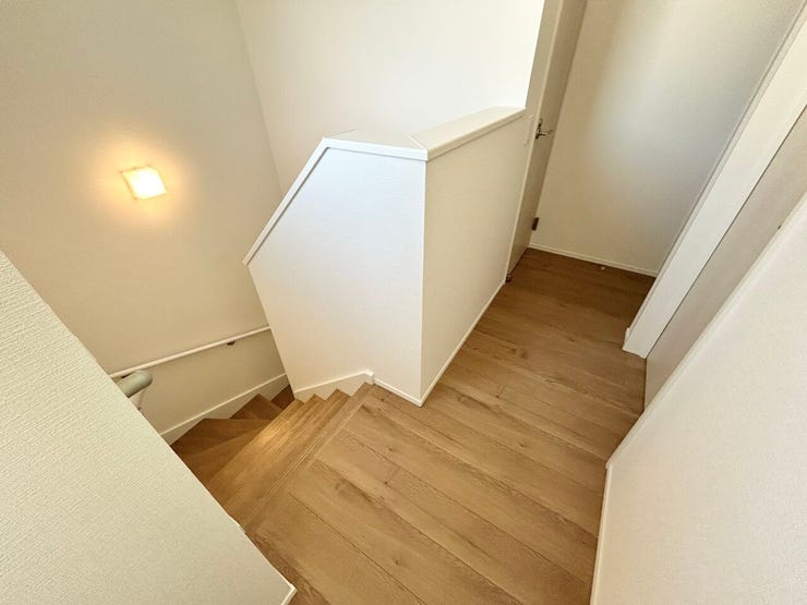 ■暮らしを繋ぐ、明るい動線■採光窓から光が差し込み、足元を優しく照らす。安全で快適な、家族の生活を支える縦の繋がりです。