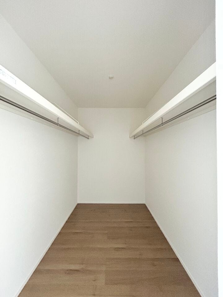 ■2階9帖洋室WIC■衣類から小物まで一ヶ所に集約。整理整頓がしやすく、毎日のコーディネートが楽しくなるゆとりの収納です。