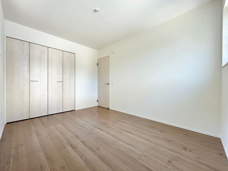 ■2階6帖洋室■寝室、書斎、趣味の部屋。家族の成長やライフスタイルに合わせ、様々な使い方ができる快適な空間です。