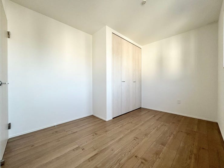 ■2階5.2帖洋室■寝室、書斎、趣味の部屋。家族の成長やライフスタイルに合わせ、様々な使い方ができる快適な空間です。