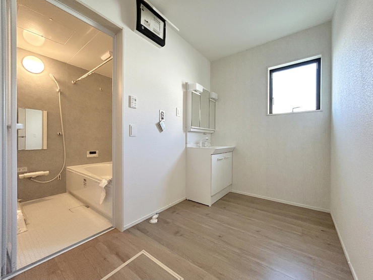 ■清々しいリフレッシュ空間■自分を磨き、気持ちを切り替える。心地よい光が差し込むプライベートスペース。