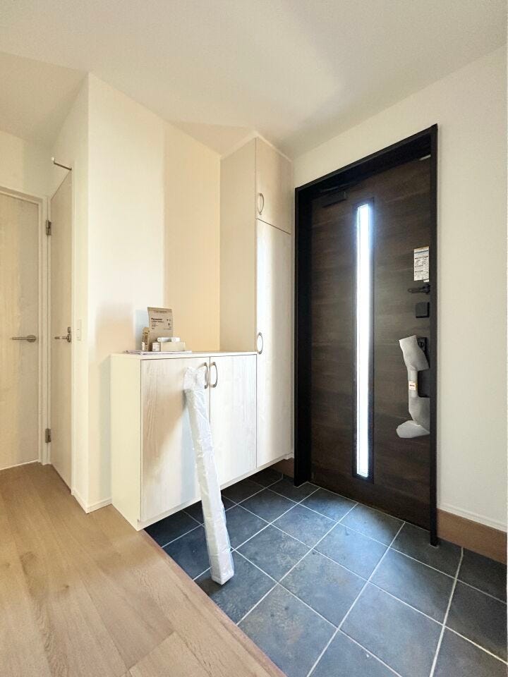 ■「ただいま」の安堵をくれる場所■訪れる人を迎え入れ、帰るたびにホッと一息つける、明るく機能的なエントランス。