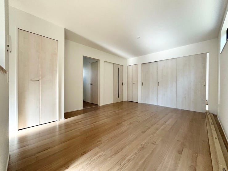 ■安らぎと笑顔の中心地■陽光が優しく降り注ぎ、会話が自然と弾む。ここでは、毎日が特別な時間へと変わります。