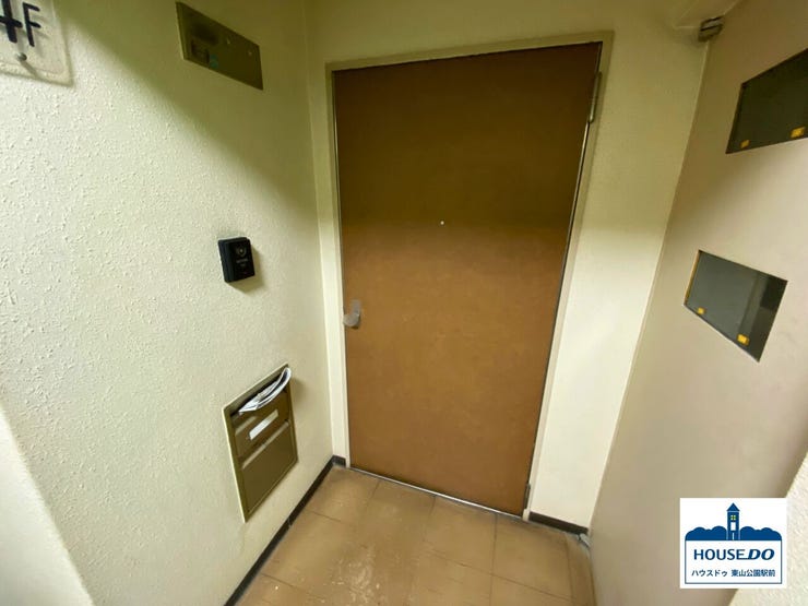 共用通路通路からみた玄関写真です。