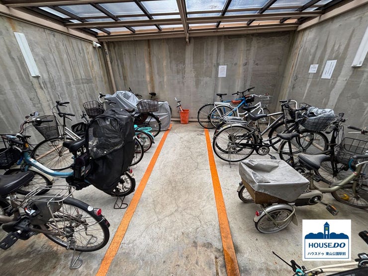 駐輪場は、雨風が凌げる設計です。嬉しい設備ですね。