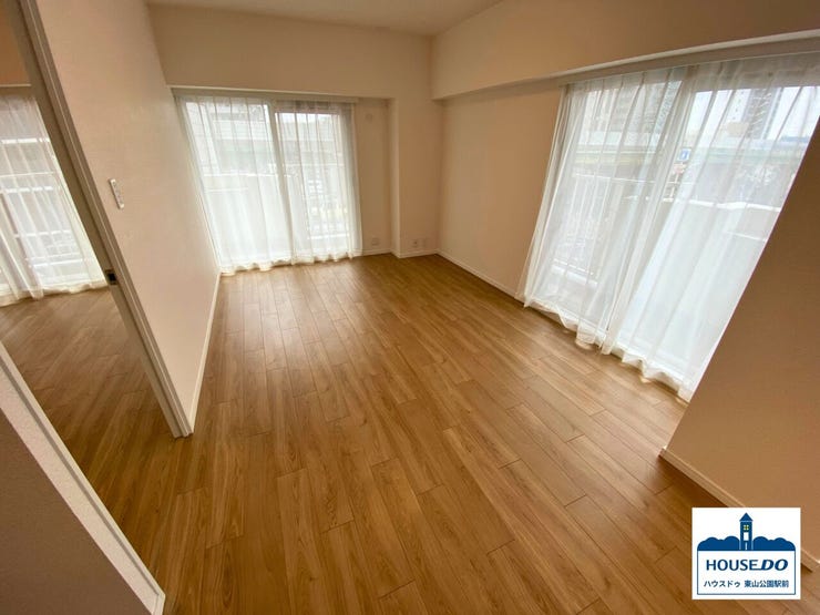 南側と東側の窓からたっぷりの採光が差し込むリビングです。家族が自然と集まりそうな空間です♪