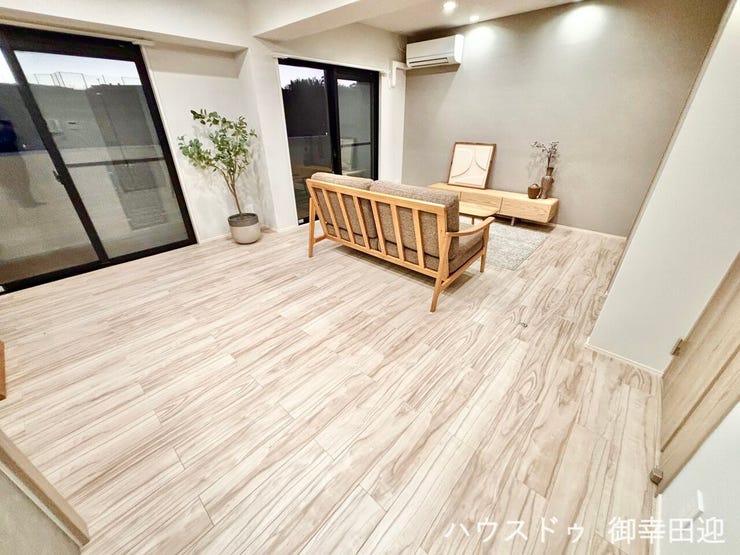 ■安らぎと笑顔の中心地■陽光が優しく降り注ぎ、会話が自然と弾む。ここでは、毎日が特別な時間へと変わります。