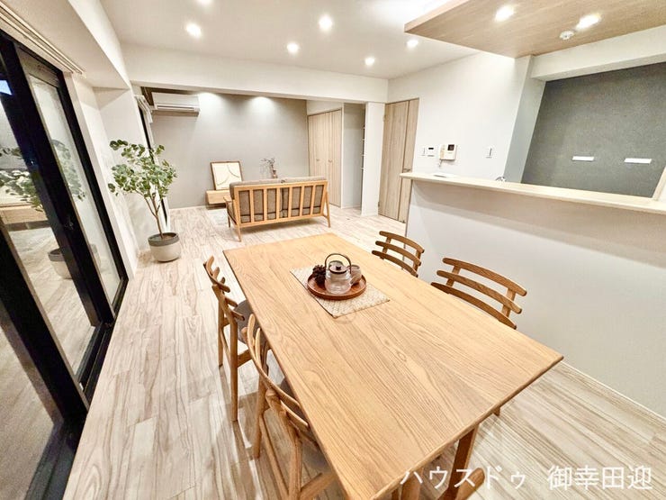 ■安らぎと笑顔の中心地■陽光が優しく降り注ぎ、会話が自然と弾む。ここでは、毎日が特別な時間へと変わります。