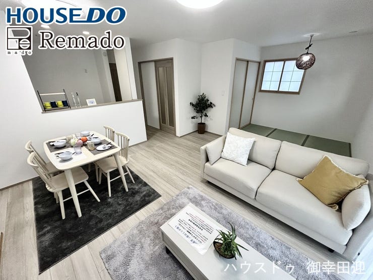 【リビング】
■家族の笑顔が集う中心地■お気に入りの家具を迎え、窓からは心地の良い光が差し込みます。