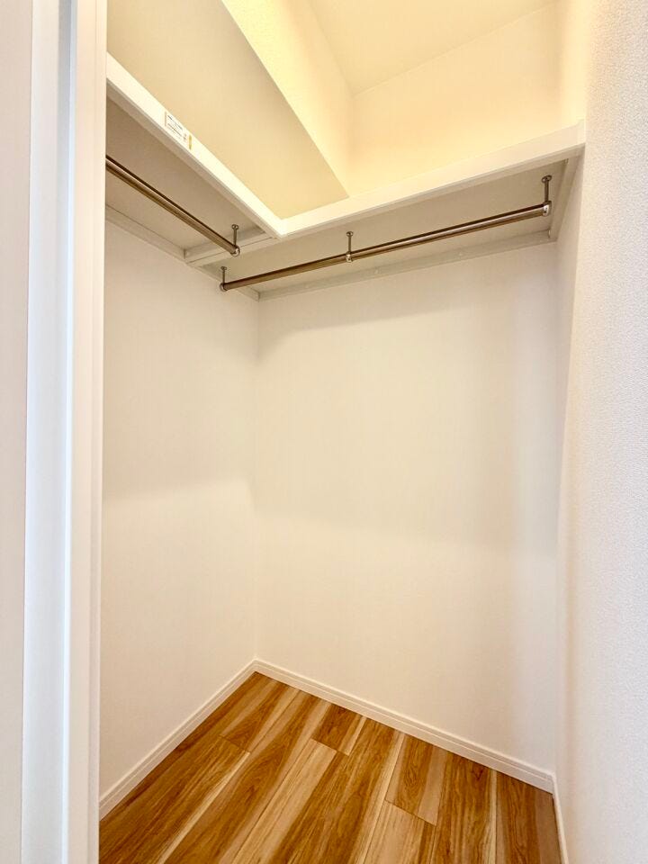 ハンガーパイプや棚が設置されていますので、衣類はもちろん帽子・バッグなどの小物も収納することができます。